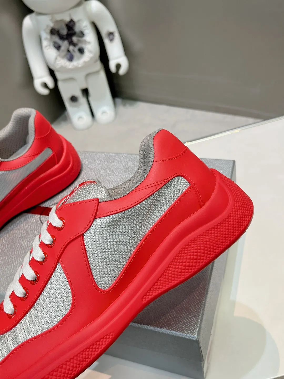 P680👟👟 Prada soft rubber and Bike fabric sports America’sCuP sneakers with Prada style have been redesigned, new fabrics and colors inject a new contemporary spirit into them. Size / 35-44 45 46 can be customized and non-returnable.
